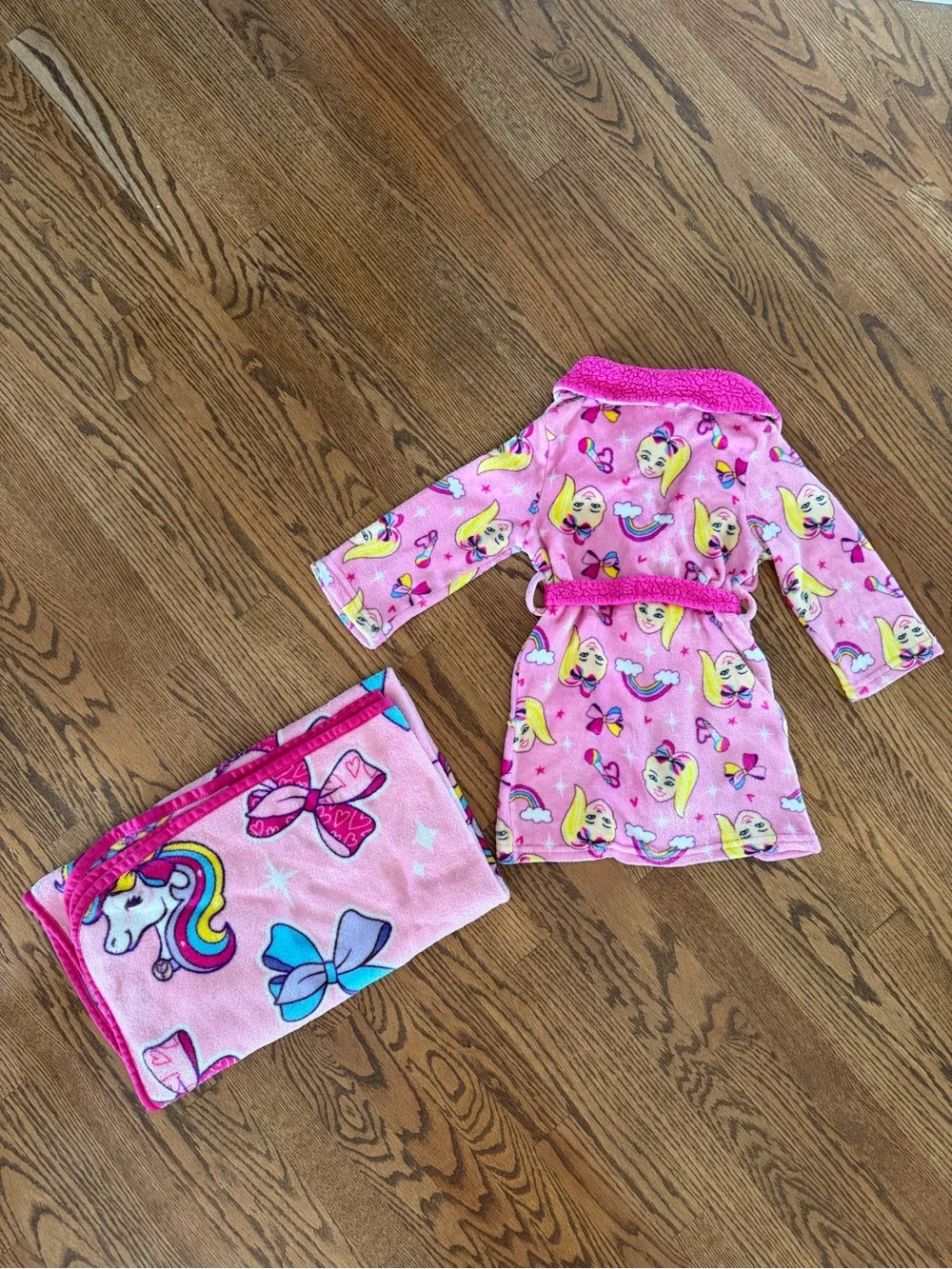 Size 6 Girls Plush Pink JoJo Siwa Robe and Blanket